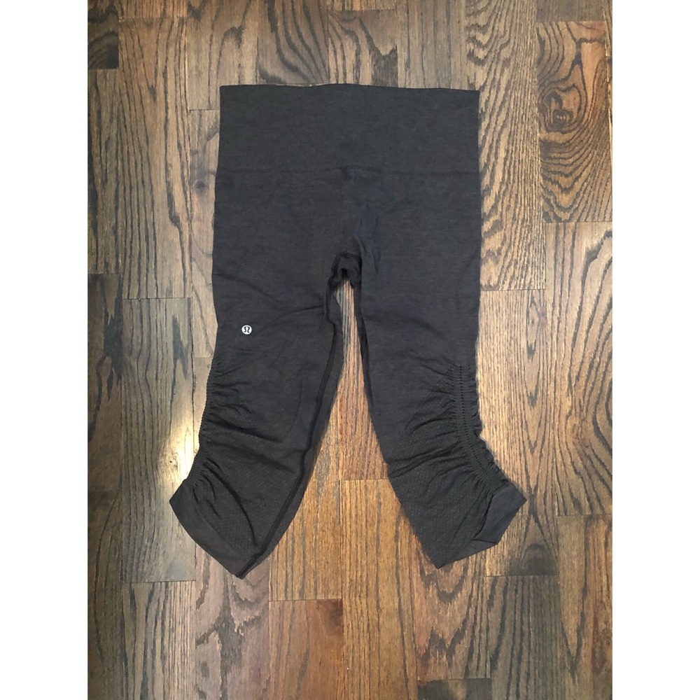 Lulu lemon gray cropped leggings. Good condition.